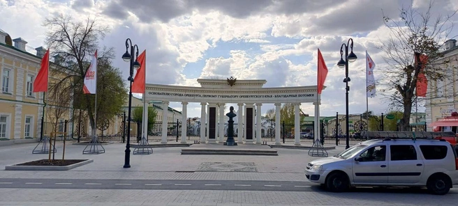 Флаги на улице Советской у памятника Ивану Неплюеву&nbsp;— основателю и первому губернатору Оренбурга | Источник: администрация Оренбурга