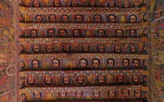 Херувимы взирают на верующих с потолка эфиопской церкви