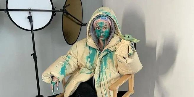 Певица всем наврала, что ее облили зеленкой в 2021 году | Источник: instasamka / Instagram* (*экстремистская организация, деятельность запрещена на территории РФ)