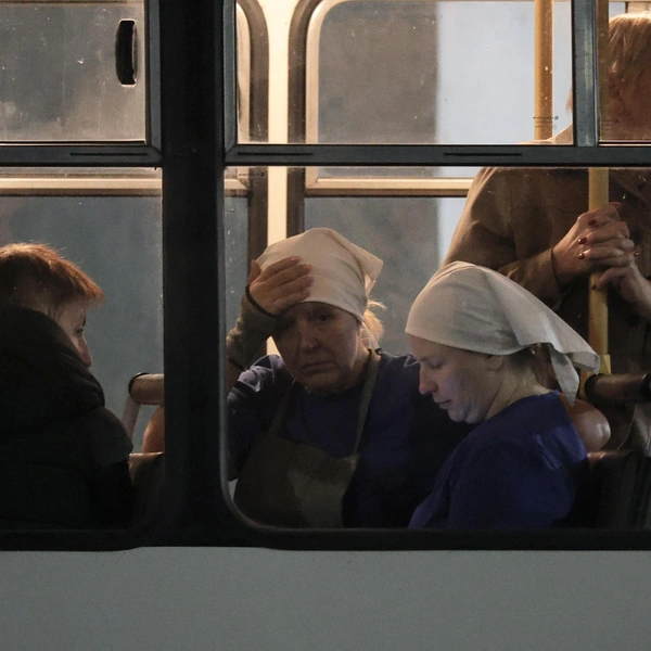 Эвакуированные сотрудники сидели обескураженные и поникшие | Источник: Наталья Лапцевич / 74.RU