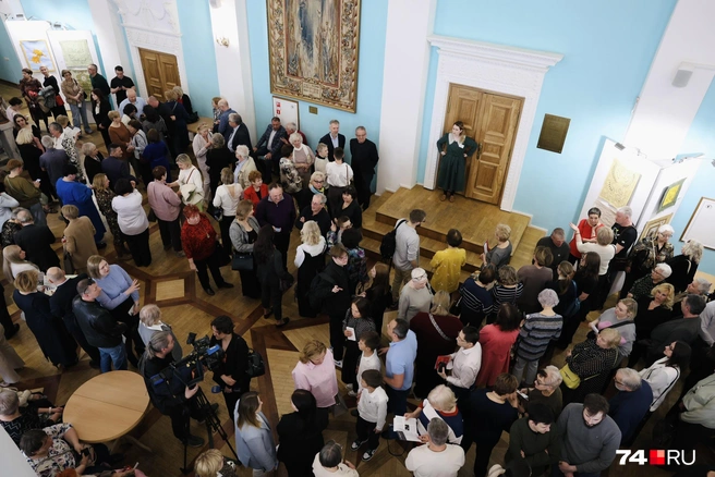 А потому любители классической музыки коротали время за светскими беседами… | Источник: Наталья Лапцевич