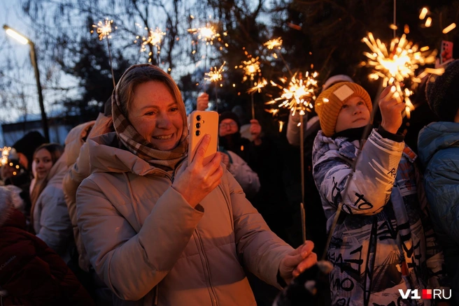 В парк приходили и взрослые, и дети, и влюбленные пары | Источник: Алексей Волхонский / V1.RU