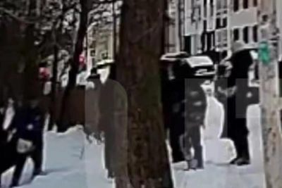 В Уфе женщина упала с 7-го этажа, на месте инцидента собрались зеваки