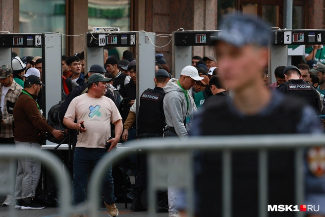 У Соборной мечети в Москве установили рамки металлоискателя | Источник: Артем Устюжанин / MSK1.RU