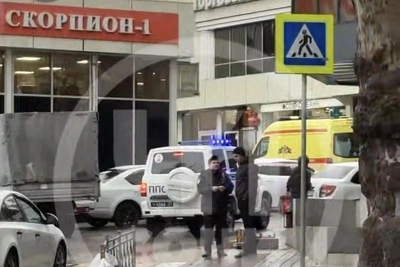 В центре Сочи в машине на остановке обнаружили тело