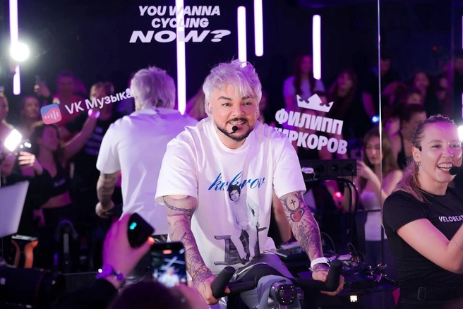 Филипп Киркоров превратил премьеру альбома UNO в велотренировку и показал спортивную форму | Источник: Филипп Киркоров | Philipp Kirkorov / T.me