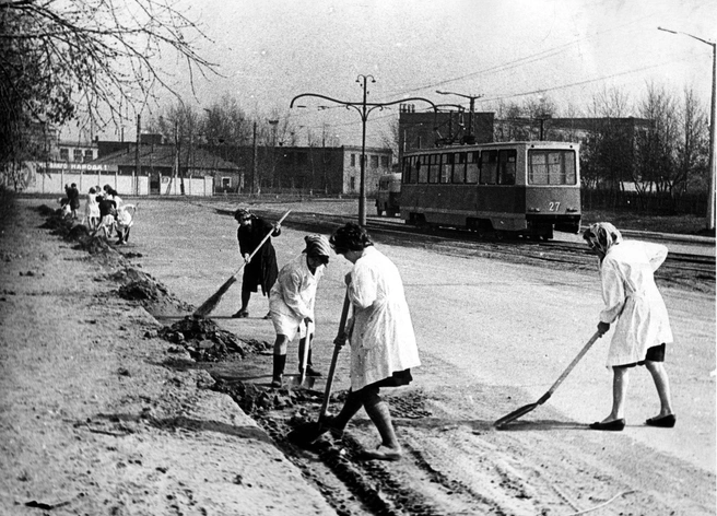 Ведь главная задача&nbsp;— убрать весь мусор и грязь, накопившиеся после долгой зимы | Источник: Юрий Латышев / Vk.com