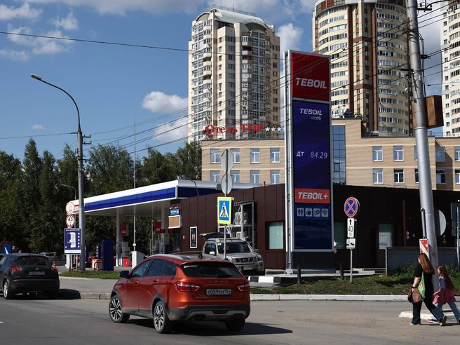 <p>К Teboil возле Калининского универмага стоит несколько машин, хотя никто не заправляется </p> | Источник: Александр Ощепков / NGS.RU