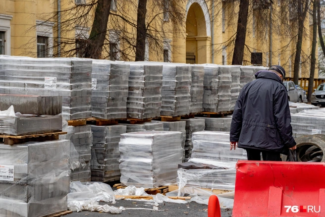 Поддоны с плиткой стоят в два яруса | Источник: Кирилл Поверинов / 76.RU