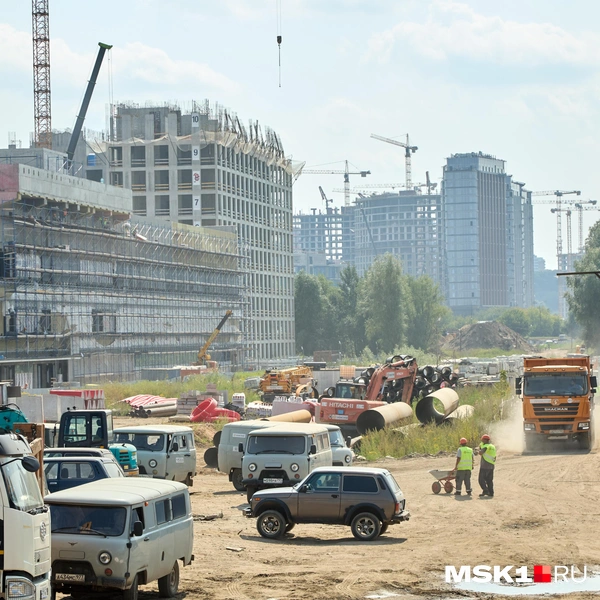 На парковке стоят «буханки», которые, судя по всему, привозят рабочих на стройку | Источник: Дмитрий Толстошеев / MSK1.RU