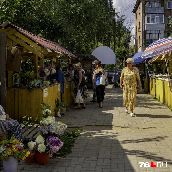 На желтых прилавках расположились дачники и грибники | Источник: Кирилл Поверинов / 76.RU