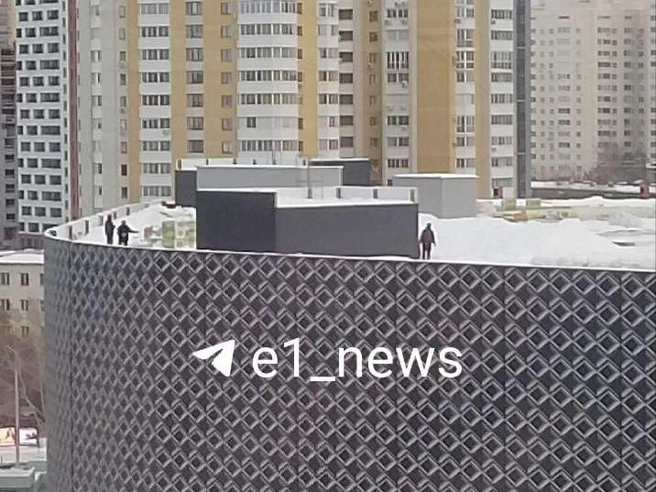 Рабочие прибыли к девяти утра и забрасывали очаг снегом. | Источник: читатель E1.RU