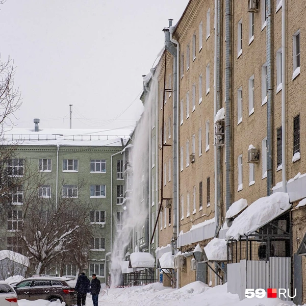 Когда на место приехала фотограф 59.RU, рабочие чистили крышу дома | Источник: Василина Любимова / 59.RU