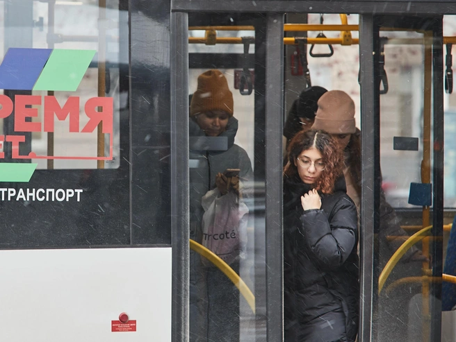 Автобусы продолжают оставаться востребованным видом общественного транспорта в городе | Источник: Александр Ощепков / NGS.RU