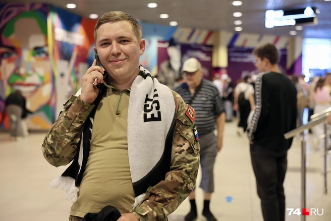 Иногда и шарфа с символикой достаточно  | Источник: Михаил Шилкин