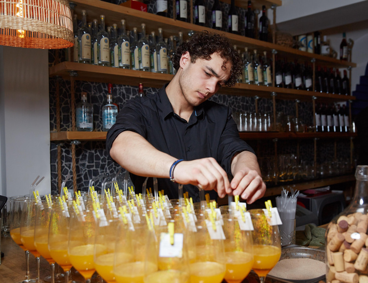 Многовековое наследие: какие традиционные напитки Греции можно попробовать в Москве этим летом