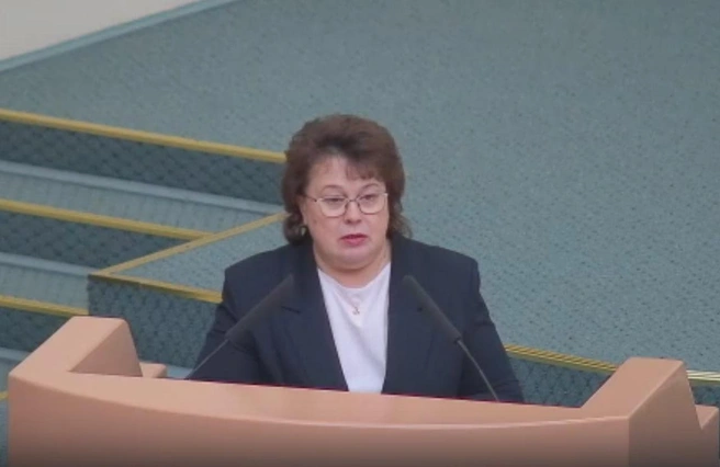 Поправки в закон презентовала замминистра труда и соцразвития Наталия Гурьева | Источник: Саратовская областная дума / Rutube.ru