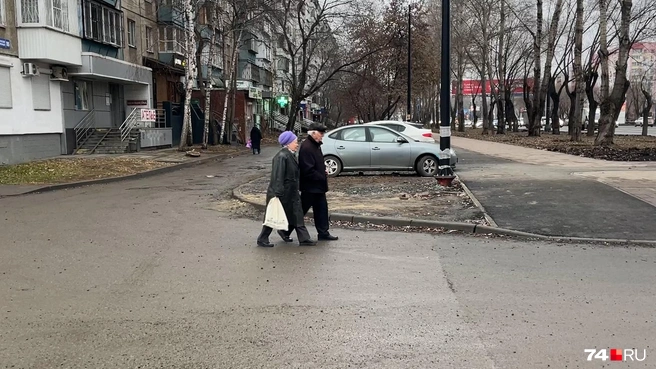 За бордюром&nbsp;— хоть трава не расти | Источник: Михаил Шилкин