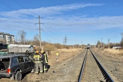 Поезд столкнулся с автомобилем на переезде в Архангельске