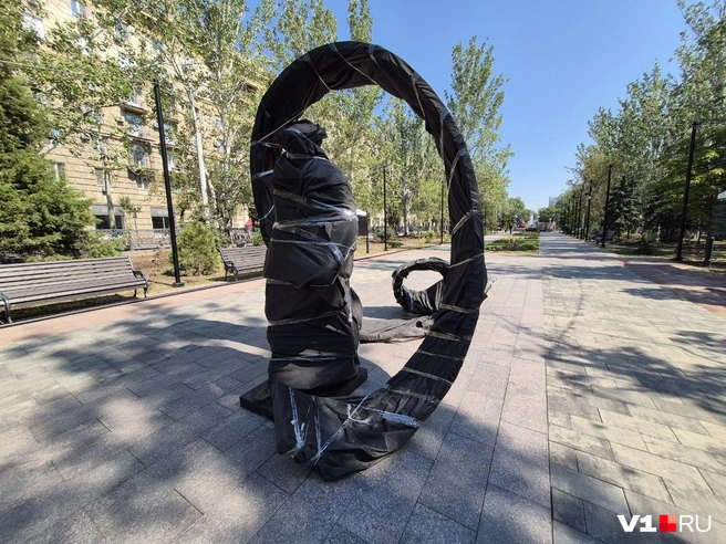 По словам Григория Аванесова, здесь стоит памятник самому режиссеру Станиславу Говорухину | Источник: Ирина Яковлева / V1.RU