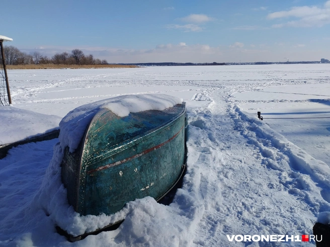 По притоптанному снегу на водохранилище хорошо видно, где безопасно ходить, а где нет | Источник: Дмитрий Волгин / Voronezh1.ru