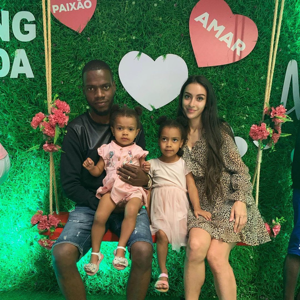 Блогерша Анисса разводится с мужем-африканцем, которому родила двух дочерей