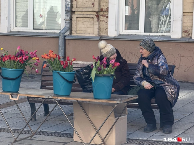 Пока нет очереди, можно обсудить последние сплетни | Источник: Сергей Петунин / 164.RU