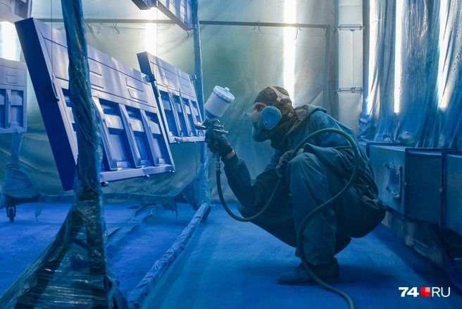 Окраска производится в построенной самостоятельно камере, рассчитанной сразу на два кузова. В данном случае красят борта | Источник: Артем Краснов