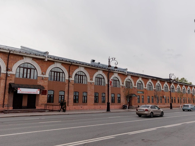 Раньше от этого здания брали начало главные магистрали города: Царская (сегодня Республики) и Спасская (теперь Ленина). | Источник: Ирина Шарова / 72.RU