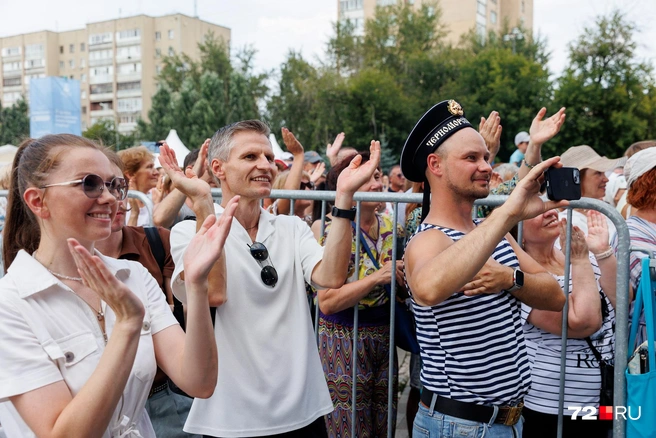 Тюменцы активно подпевали, а во время исполнения легендарной «Калинки» еще и пошли в пляс | Источник: Ирина Шарова/ 72.RU
