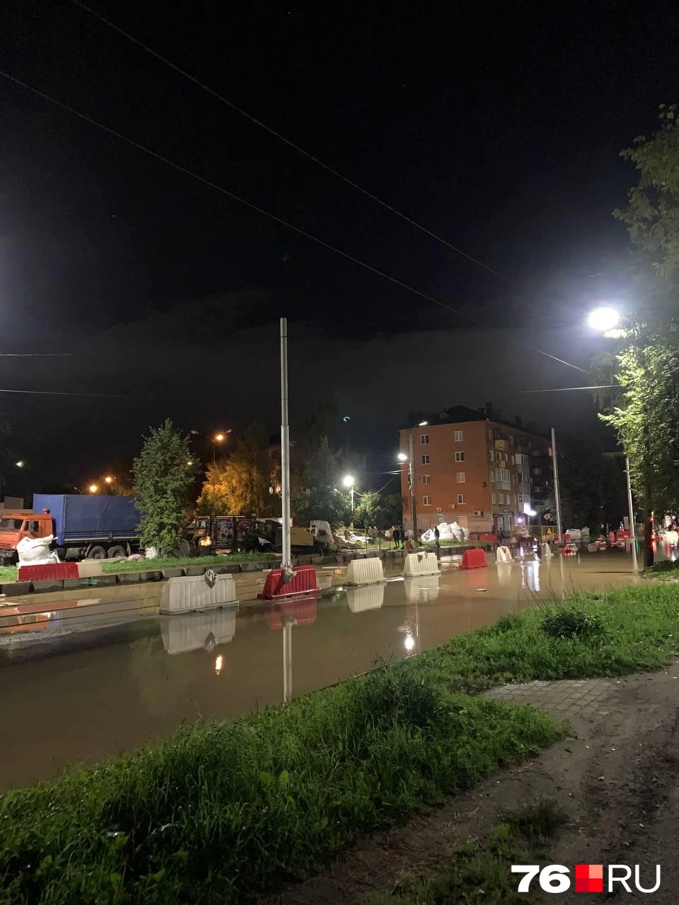 Трамвайные пути на Пятерке сейчас ремонтируют, вода залилась в углубление для новых рельсов | Источник: читательница 76.RU