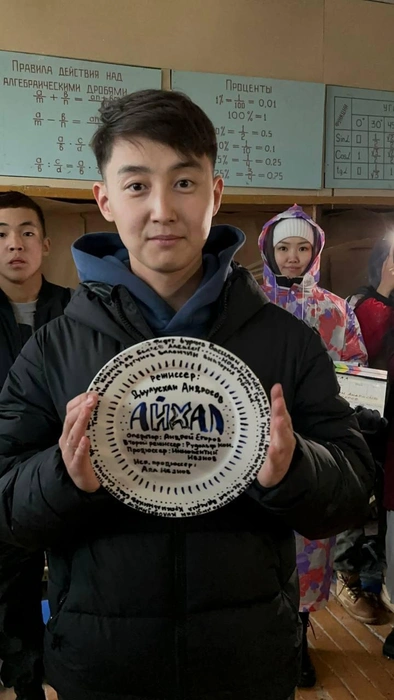 Дьулусхан Андросов готов разбить тарелку перед началом съёмок | Источник: Дьулусхан Андросов