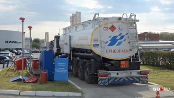 Бензовозы «Газпромнефти» к автостанции «Южная» возят только дизель | Источник: Кирилл Хафизов / 59.RU