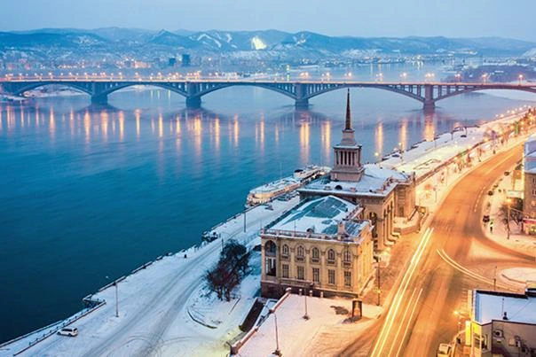 Новосибирский руфер и фотограф Вадим Махоров, покоривший небоскребы Дубая и пирамиду Хеопса, остался в восторге от красноярских пейзажей. На протяжении 2014 года он периодически поднимался на местные крыши: в объектив его фотокамеры попал туман над Енисеем, стена из горных пиков над крышами хрущевок и удивительной красоты иллюминация ночной набережной.