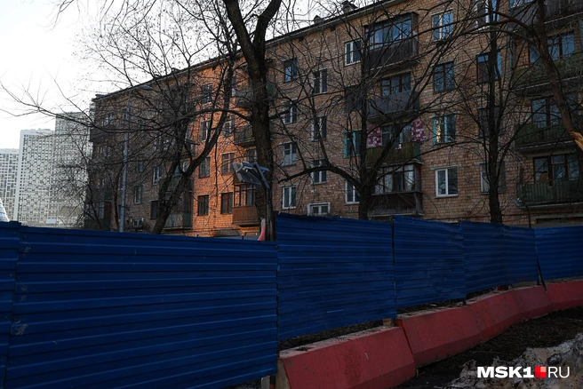 Заборы здесь повсюду | Источник: Артем Устюжанин / MSK1.RU