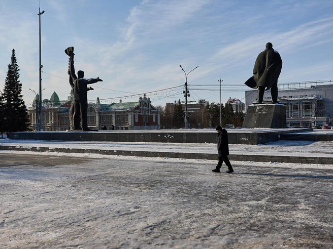 Театральный сквер покрыт слоем льда. | Источник: Александр Ощепков / NGS.RU