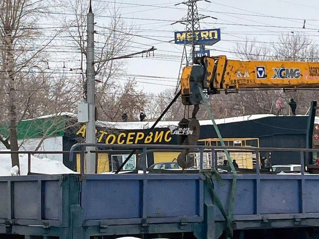 С крыши здания начали убирать снег | Источник: «АСТ-54» / «ВКонтакте»