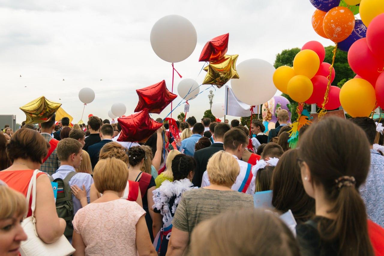 Падение в лужу, каблуки в 15 см и бар в кабинете химии: 7 драматичных историй о последних звонках — от сотрудников 63.RU