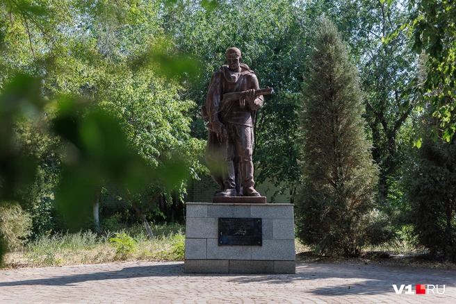 Во время Сталинградской битвы здесь шли ожесточенные бои. Скорбящий воин — памятник всем тем, кто остался на этой земле | Источник: Алексей Волхонский / V1.RU