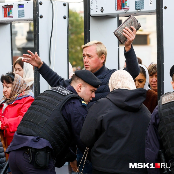 У входа в Храм Христа Спасителя установили пункты досмотра | Источник: Артем Устюжанин / MSK1.RU