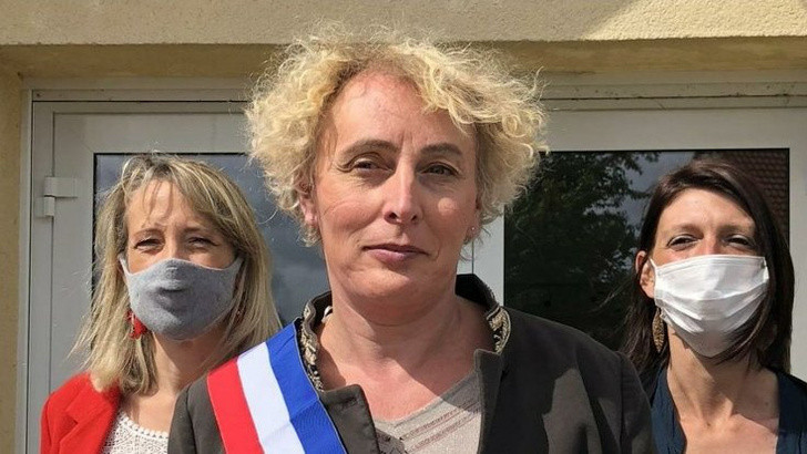 «Зовите меня мадам мэр»: во Франции главой города впервые назначена женщина-трансгендер