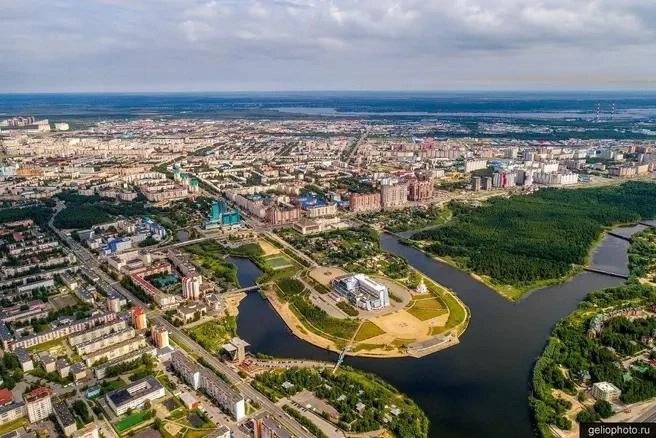 Сургутский государственный университет и река Сайма | Источник: Слава Степанов / фотобанк geliophoto.ru