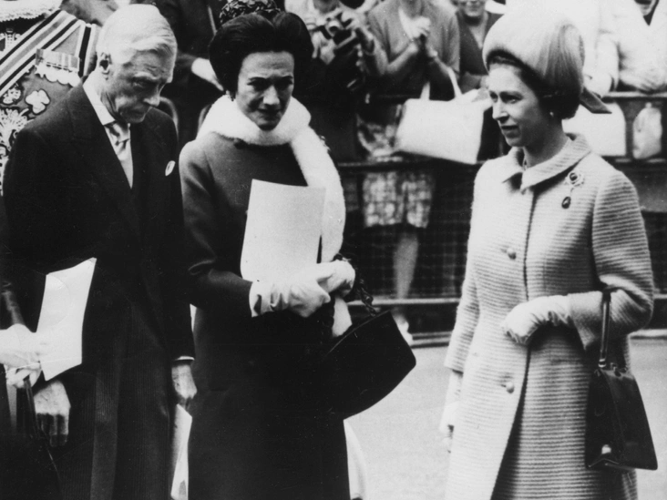 Герцог и герцогиня Виндзорские с Елизаветой II на открытии мемориальной доски королеве Марии, Мальборо-Хаус, Лондон, 1967