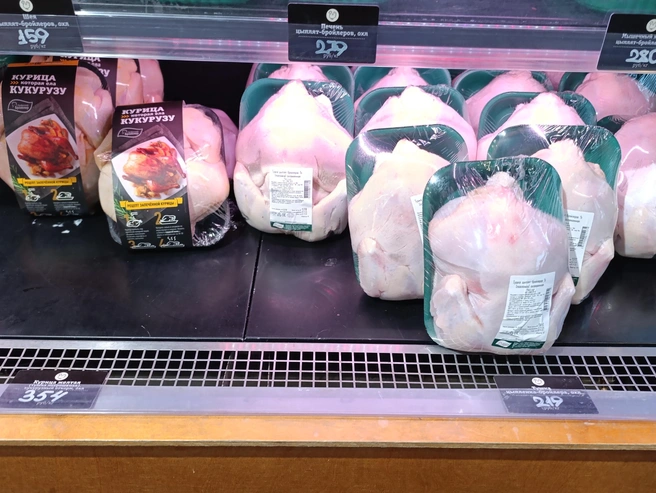 Полка с куриными товарами в «Калине-Малине» | Источник: Стас Соколов / NGS.RU