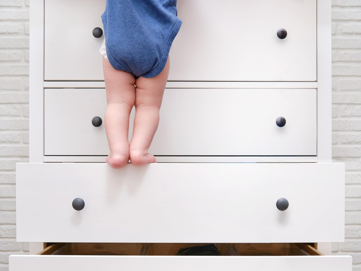10 самых опасных вещей в доме, которые приводят к детским травмам — уберите их срочно
