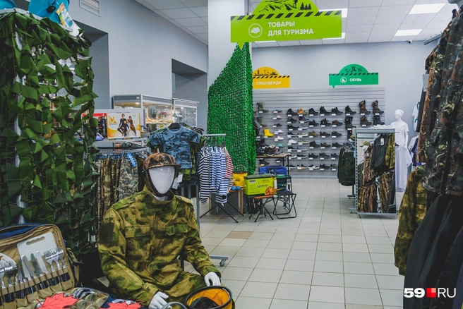 В магазине продают не только форму для военных, но и для туристов | Источник: Тимофей Калмаков