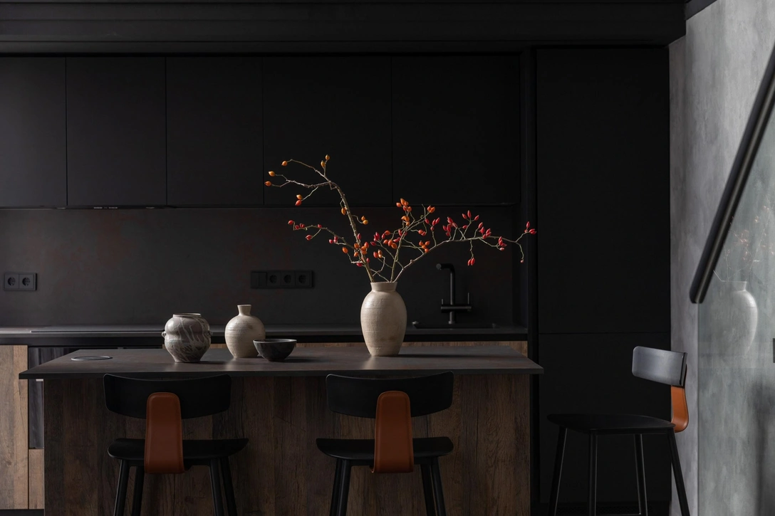 Столярные изделия, Kuhni.color. Стулья, «ЛайфМебель». Фактурная штукатурка, Goldshell. Керамика, Bongo Ceramics. | Источник: Наталья Мавренкова. Стиль: Светлана Носова