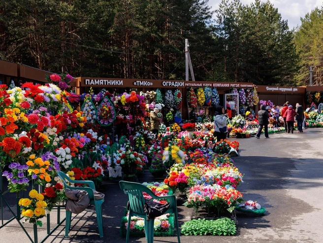 Традиционно в Радоницу люди приходят на кладбища, чтобы почтить память близких. | Источник: Ирина Шарова / 72.RU