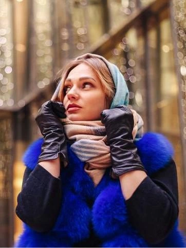 Косынка отлично смотрится с абсолютно любой вещью из верхнего гардероба, но особенно хорошо — с легкой шубой или пальто | Источник: Aleksandr Golubev / istockphoto.com