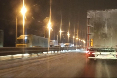 Фуры заблокировали въезд в Волгоград со стороны танцующего моста